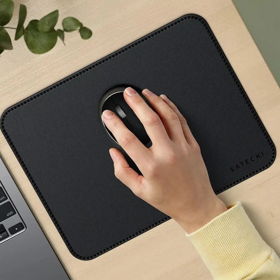 Коврик для мыши Satechi Vegan-Leather Premium Desk Mat (черный)